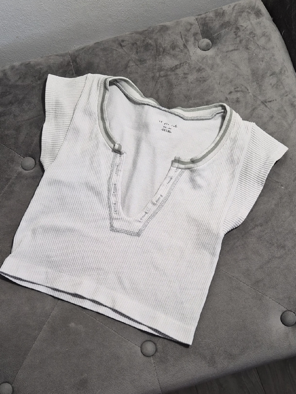 Out From Under Ribbed V-Neck Cropped Tee in Light Gray Small